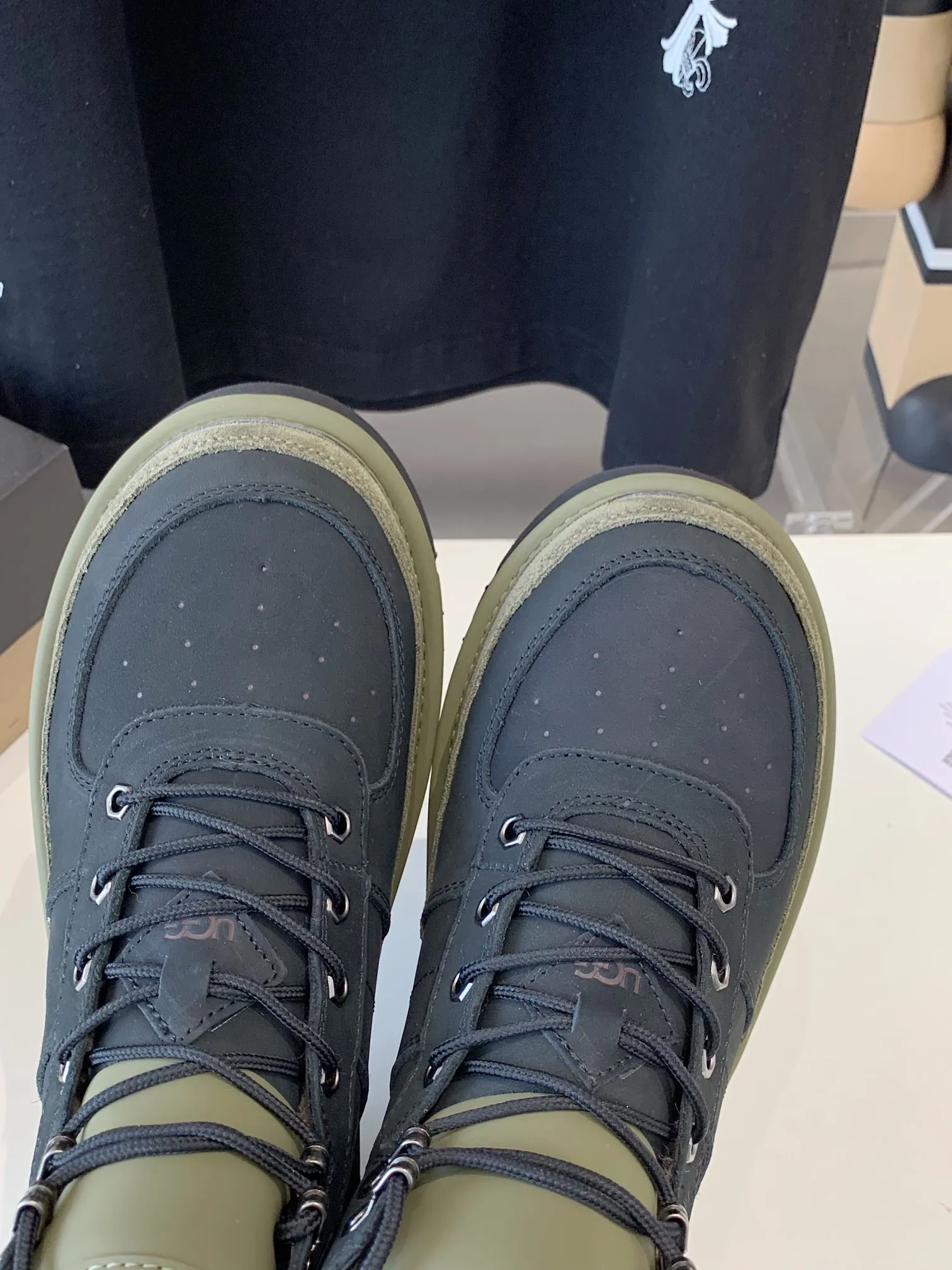 [UGG] P: 660💰 Men's model. Size: 39-44 𝐔gg 1122170 Side zipper Highlander men's shoes. Men's sheepskin lining imported from Australia. Sole. Light wing technology outsole. The upper foot is very comfortable. Men's snow boots are OK for husband and dad. High-end atmosphere. Three colors: chestnut, dark brown, olive green.